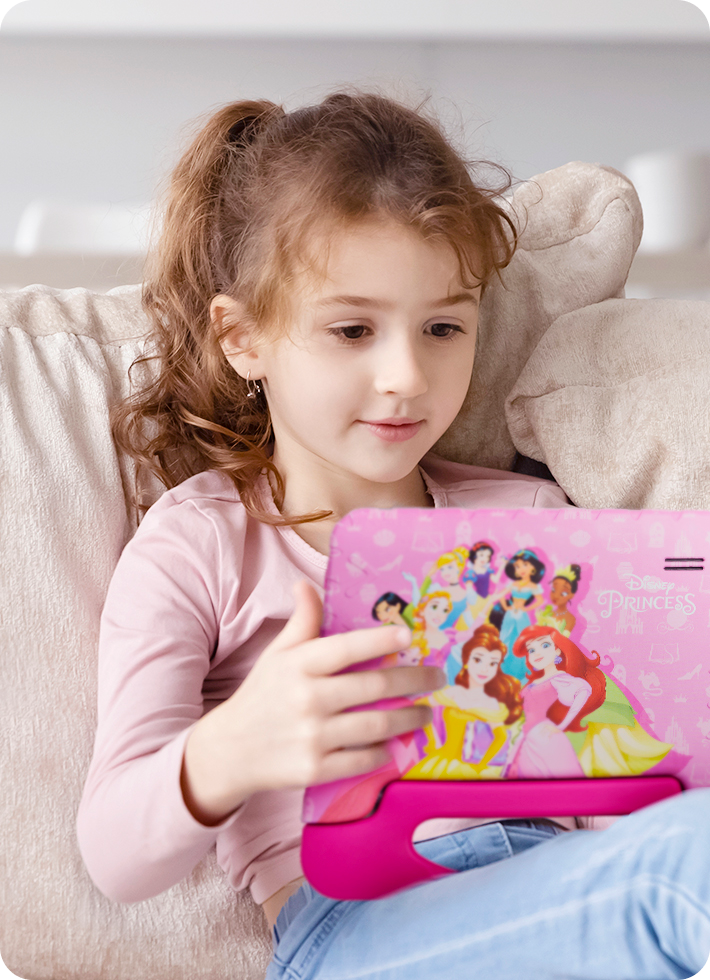 Criança se divertindo com o Tablet Princesas.