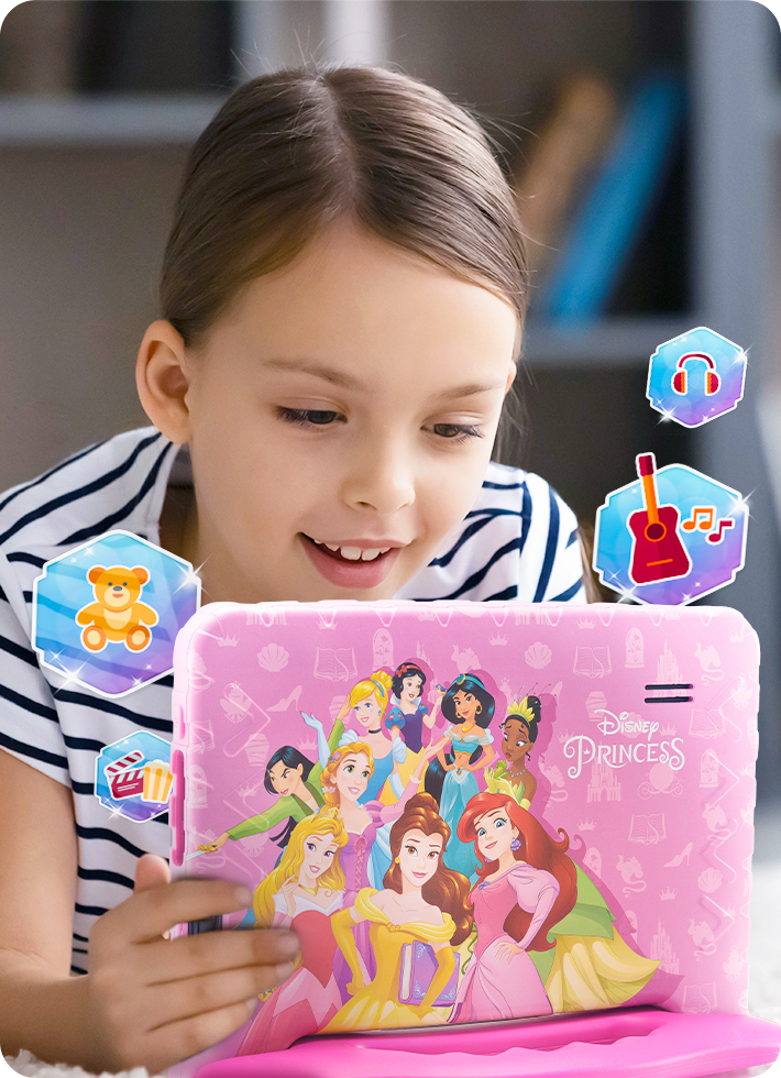 Foto de uma garota sorridente usando o Tablet Princesas.