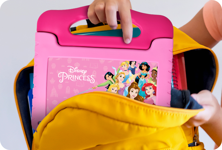 Foto de uma criança colocando o Tablet Princesas em uma mochila, segurando pela alça do próprio tablet, que é fácil e seguro de transportar.